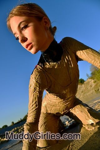 Muddy latexsuit