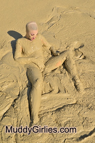 Zentai in Mud