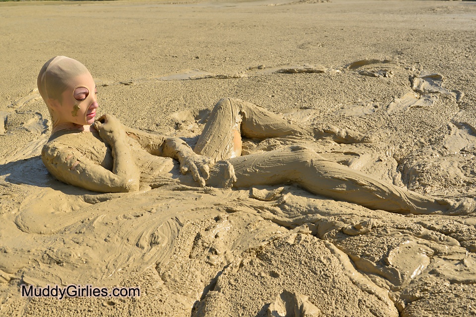 Zentai in Mud